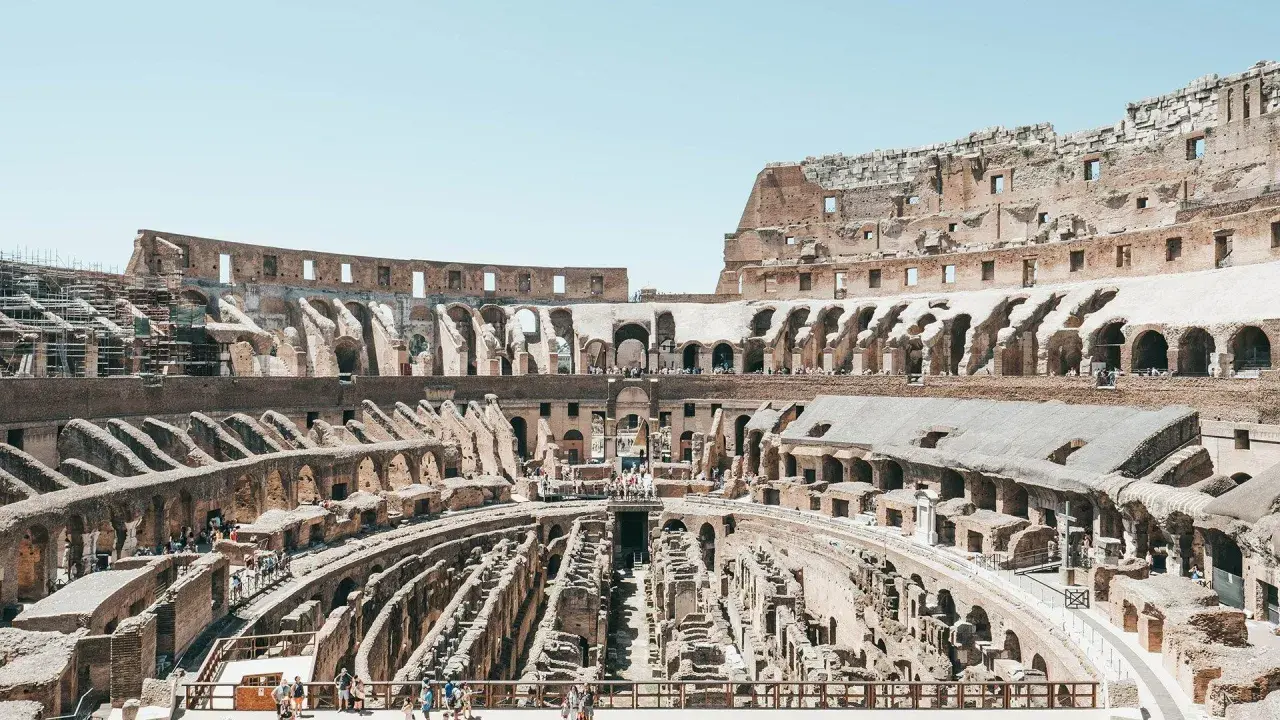 Vista del Coliseo romano, con las ruinas de la arena y las gradas. Imagina donde se sentaba el emperador en el coliseo, observando los juegos.