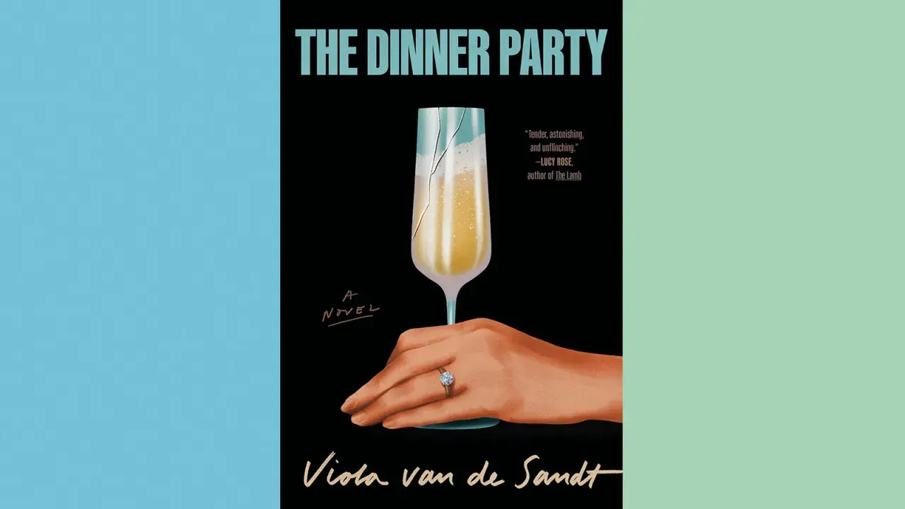 La portada del libro "The Dinner Party" de Viola van de Sandt muestra una mano con un anillo sosteniendo una copa de champán rota.