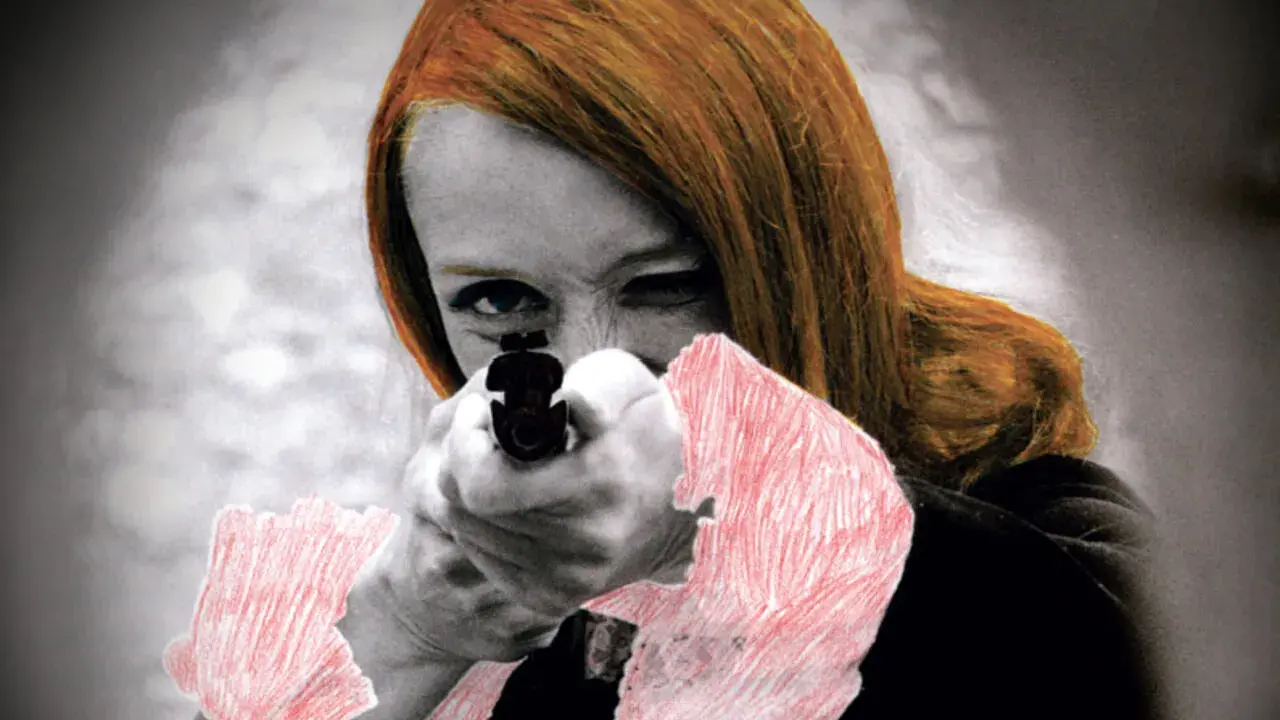 Mujer pelirroja apunta con una pistola, con toques rojos en su ropa, evocando las audaces obras de arte de Niki de Saint Phalle.
