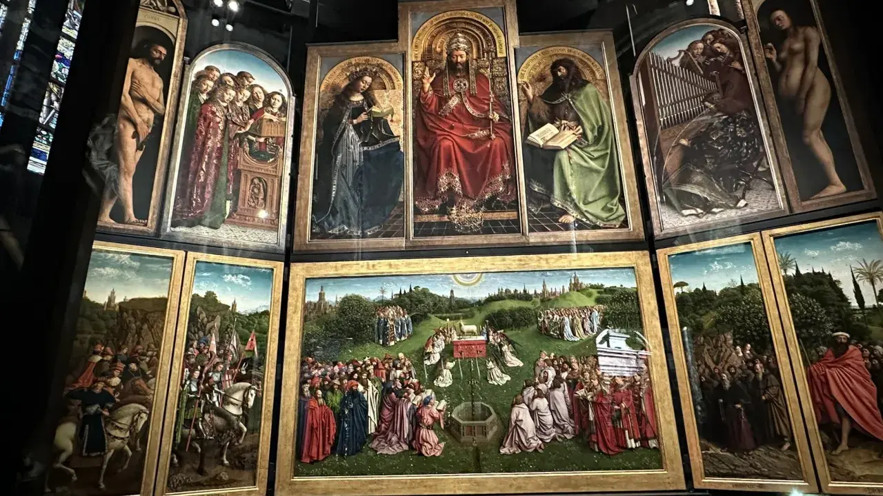 Retablo con escenas religiosas, detallado y vibrante, que muestra las características del arte gótico: figuras solemnes, arquitectura detallada y simbolismo profundo.