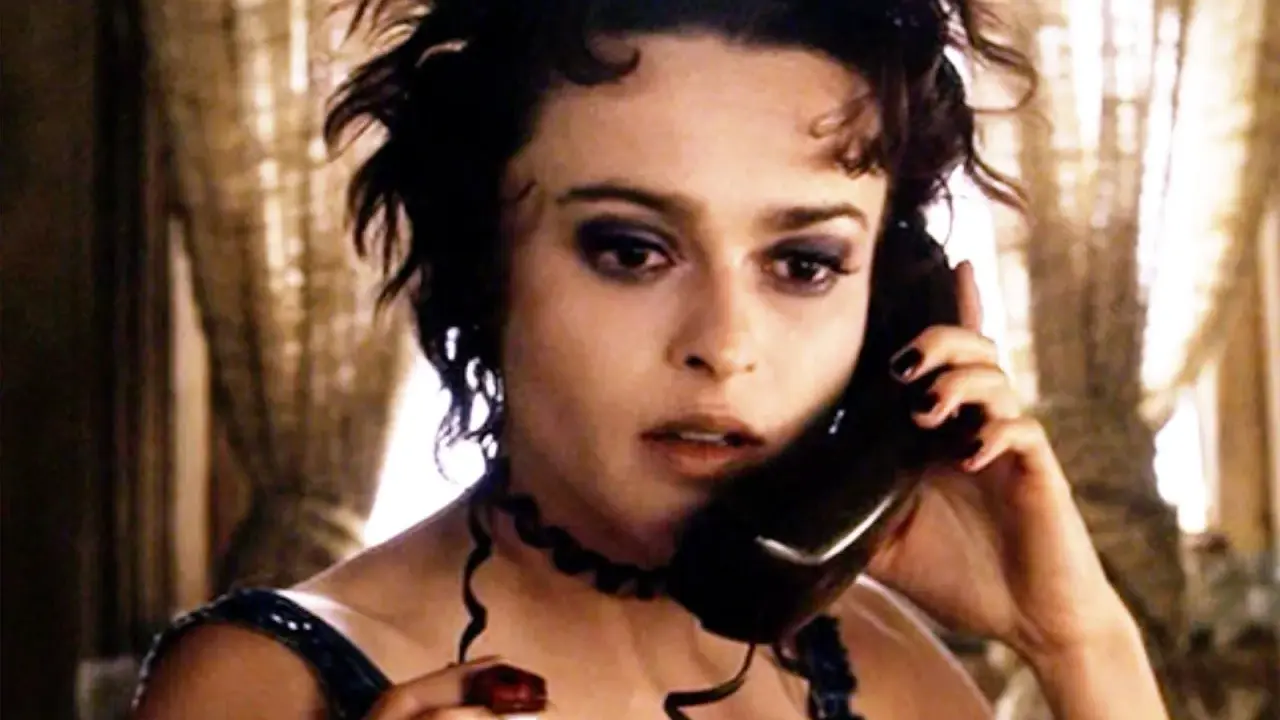 Marla Singer, del club de la lucha, habla por teléfono con su característico maquillaje oscuro y su anillo rojo.