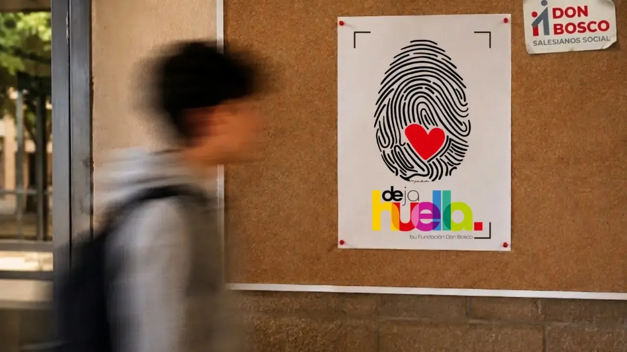 Cartel de "Deja Huella" de Fundación Don Bosco, con una huella dactilar y corazón rojo. Inspiración para cuentos para adolescentes.