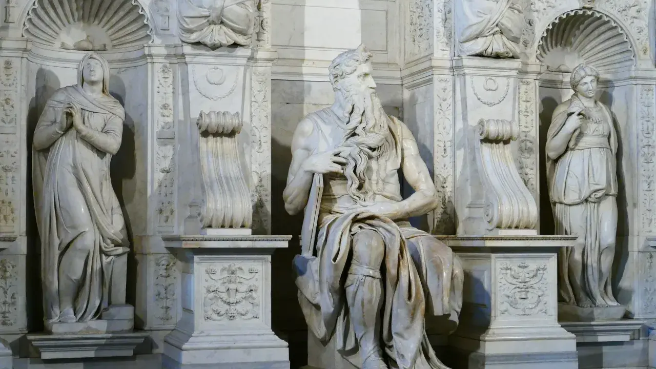 Escultura de Moisés en San Pietro in Vincoli, Roma. La obra maestra de Miguel Ángel, con figuras a los lados.