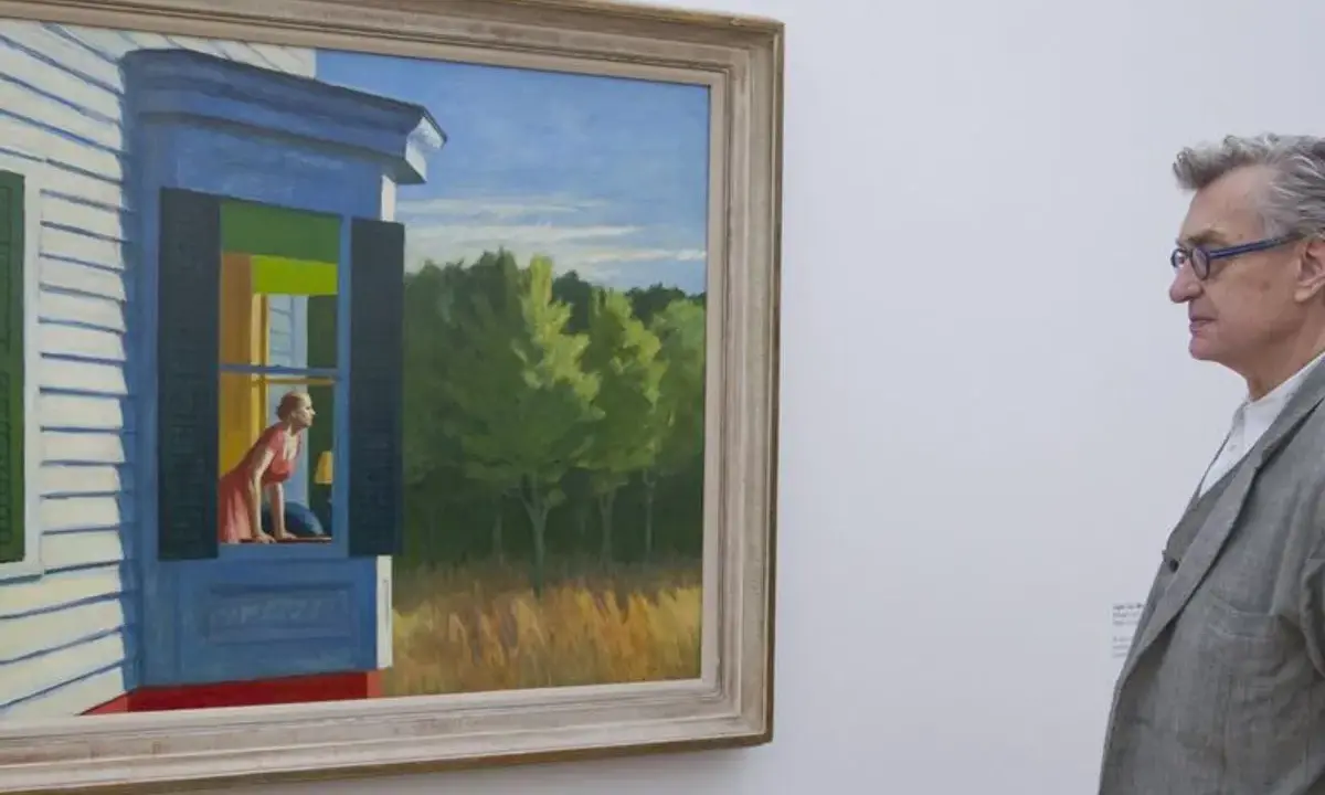 Un hombre contempla "Habitación de hotel" de Edward Hopper, una mujer mira por la ventana de una casa.