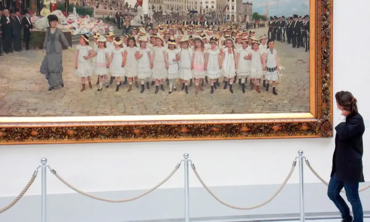 Una mujer observa un cuadro de niños desfilando en los Museos Reales de Bellas Artes de Bélgica.
