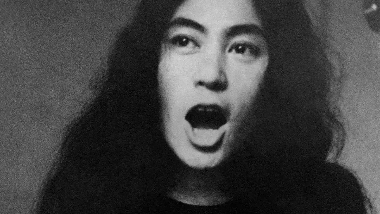 Primer plano de Yoko Ono con la boca abierta, una imagen icónica de sus obras de arte.
