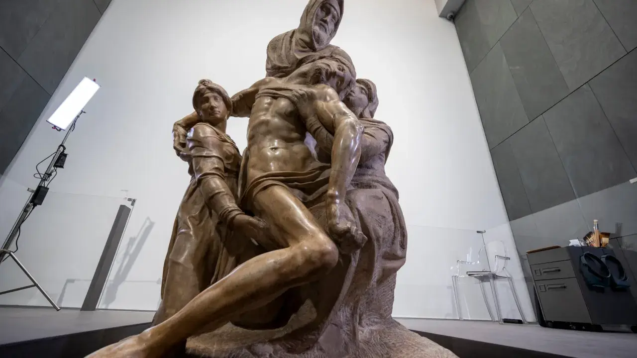La Piedad de Bernini, una escultura de mármol que representa a Cristo muerto en brazos de María, con otras figuras.