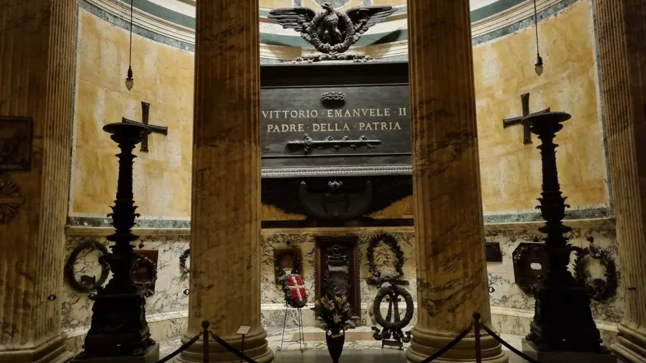 El Panteón de Roma alberga la tumba de Vittorio Emanuele II, Padre de la Patria.