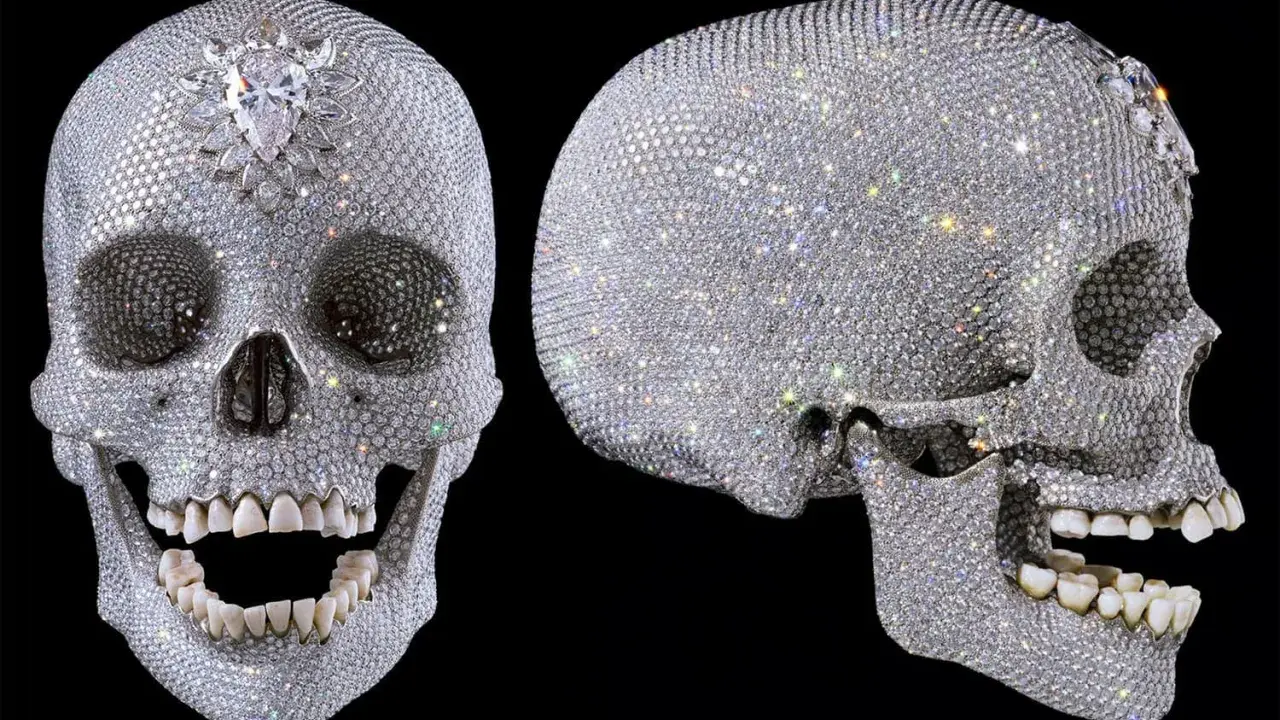 Cráneo cubierto de diamantes, ¡por el amor de Dios! Brilla intensamente con miles de gemas incrustadas, mostrando una opulencia deslumbrante.