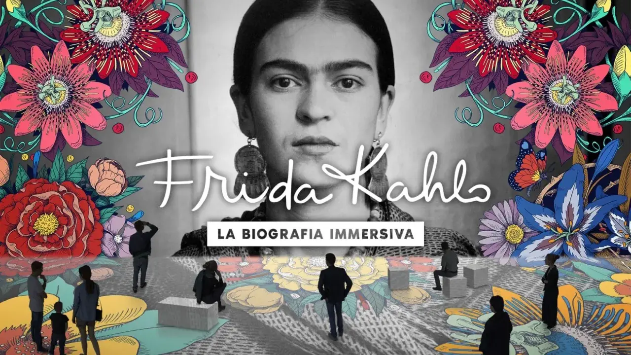 Retrato de Frida Kahlo rodeado de flores vibrantes. La imagen promociona "La Biografía Inmersiva", invitando a descubrir quién fue Frida Kahlo.