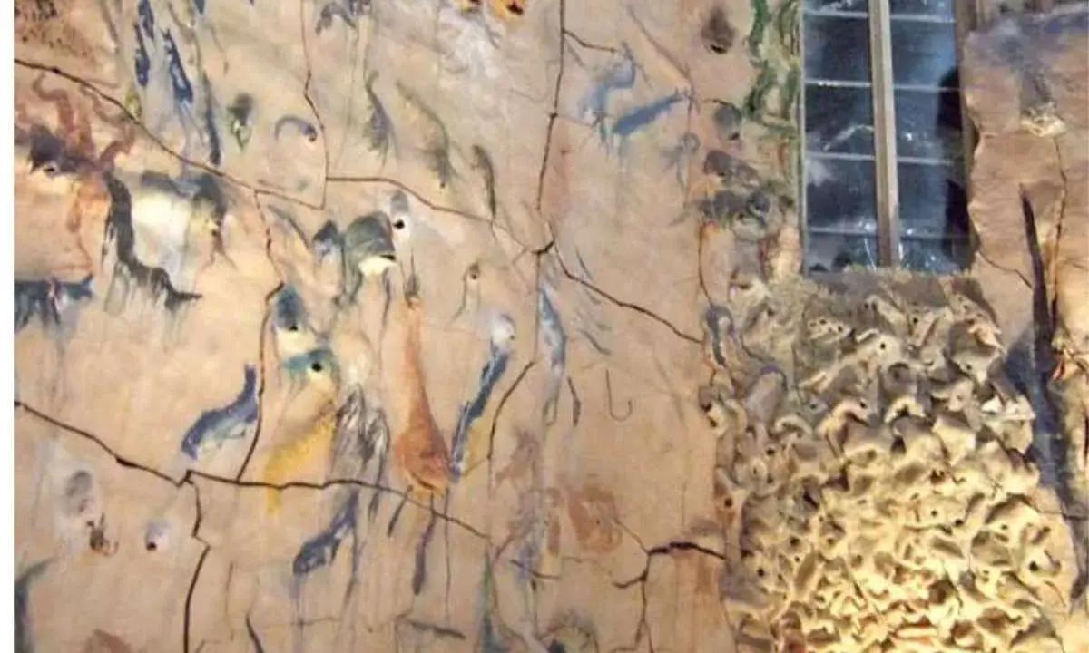 Detalle de la obra de Miquel Barceló en La Seu, con figuras abstractas y una ventana.