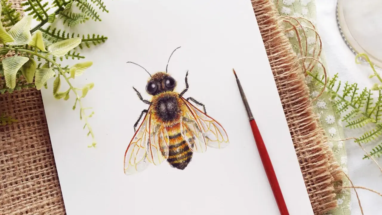 Abeja dibujo realista con detalles en acuarela sobre papel blanco, rodeada de vegetación y un pincel.