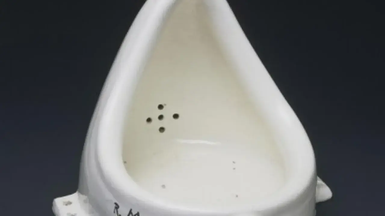 El urinario Fountain de Marcel Duchamp, una obra icónica que desafía la percepción del arte.