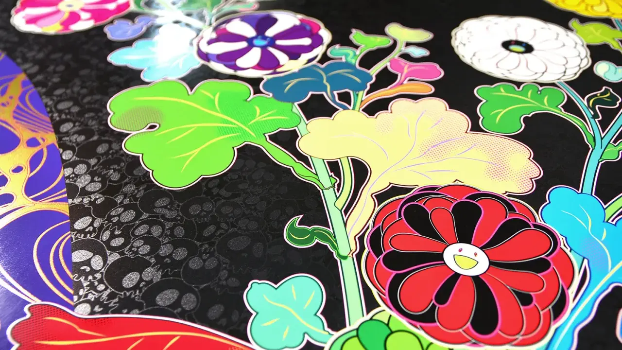 Flores vibrantes y hojas verdes sobre un fondo negro con calaveras, un estilo característico de las obras de Takashi Murakami.