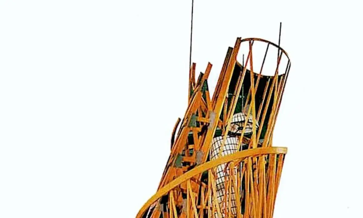 El monumento a la Tercera Internacional, una estructura inclinada de madera y metal, se alza contra un fondo blanco.