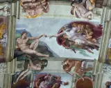 Detalle de las obras de Miguel Ángel en la Capilla Sixtina, destacando la creación de Adán y otras figuras bíblicas.