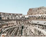 Vista del Coliseo romano, con las ruinas de la arena y las gradas. Imagina donde se sentaba el emperador en el coliseo, observando los juegos.