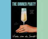 La portada del libro "The Dinner Party" de Viola van de Sandt muestra una mano con un anillo sosteniendo una copa de champán rota.