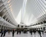 El Oculus de Nueva York, obra maestra del arquitecto Calatrava, deslumbra con su diseño futurista y su gran afluencia de público.