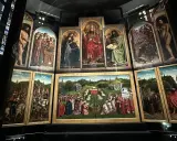 Retablo con escenas religiosas, detallado y vibrante, que muestra las características del arte gótico: figuras solemnes, arquitectura detallada y simbolismo profundo.