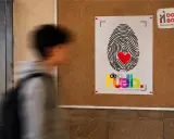 Cartel de "Deja Huella" de Fundación Don Bosco, con una huella dactilar y corazón rojo. Inspiración para cuentos para adolescentes.