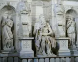 Escultura de Moisés en San Pietro in Vincoli, Roma. La obra maestra de Miguel Ángel, con figuras a los lados.