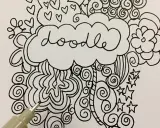 Un bolígrafo dibuja divertidos dibujos abstractos fáciles con corazones, espirales y estrellas.