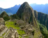 Impresionante vista de Machu Picchu, la ciudadela inca en lo alto de los Andes. Descubre qué es el Machu Picchu y su misterio.