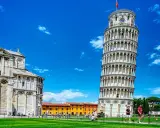 La Torre de Pisa, con su inclinación única, es un icono de Italia. Descubre curiosidades de la Torre de Pisa mientras paseas por la plaza.