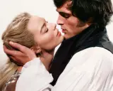 Un hombre y una mujer se besan apasionadamente. La imagen evoca la intensidad de "Cumbres Borrascosas", con su amor turbulento y salvaje.