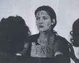 Marina Abramović en "Rhythm 0", con "END" escrito en su frente y "WOMAN ERO" en su pecho.