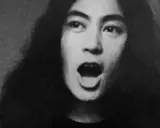 Primer plano de Yoko Ono con la boca abierta, una imagen icónica de sus obras de arte.
