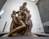 La Piedad de Bernini, una escultura de mármol que representa a Cristo muerto en brazos de María, con otras figuras.