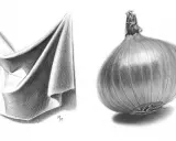 Dibujo a lápiz de una tela doblada y una cebolla. La tela muestra pliegues y sombras detalladas, mientras que la cebolla tiene una textura realista.