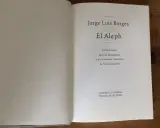 Página de título de "El Aleph" de Jorge Luis Borges, con ilustraciones de José Hernández y homenaje de Carlos Fuentes. Edición de Galaxia Gutenberg.
