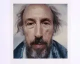 Retrato de un hombre con barba y cabello revuelto, estilo richard hamilton pop art.