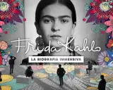 Retrato de Frida Kahlo rodeado de flores vibrantes. La imagen promociona "La Biografía Inmersiva", invitando a descubrir quién fue Frida Kahlo.