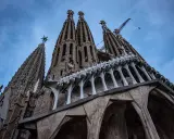 La Sagrada Familia, un espectáculo de arquitectura gótica y moderna, con grúas que sugieren su construcción continua. Un antes y después de una obra maestra.