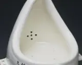 El urinario Fountain de Marcel Duchamp, una obra icónica que desafía la percepción del arte.