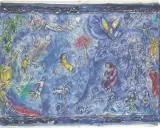 Escena onírica de **Marc Chagall** con figuras celestiales, animales y multitudes en tonos azules.
