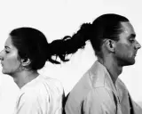 Obras de arte de Marina Abramović: mujer y hombre unidos por el pelo, mirándose en direcciones opuestas.