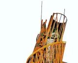 El monumento a la Tercera Internacional, una estructura inclinada de madera y metal, se alza contra un fondo blanco.