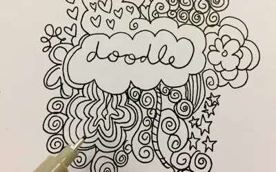 Un bolígrafo dibuja divertidos dibujos abstractos fáciles con corazones, espirales y estrellas.
