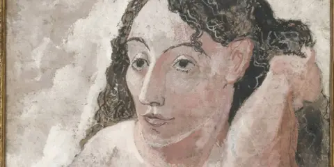 Retrato de mujer con cabello rizado oscuro, característico de la etapa rosa de Picasso.