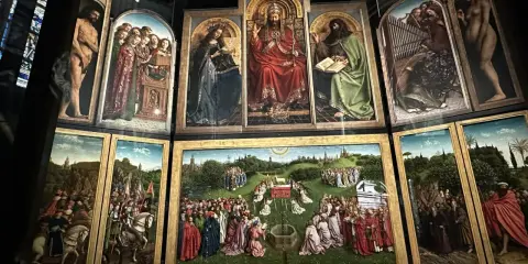Retablo con escenas religiosas, detallado y vibrante, que muestra las características del arte gótico: figuras solemnes, arquitectura detallada y simbolismo profundo.