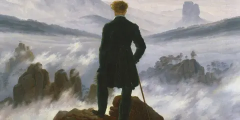 Hombre de espaldas, contemplando un paisaje brumoso y montañoso, al estilo de Caspar David Friedrich.