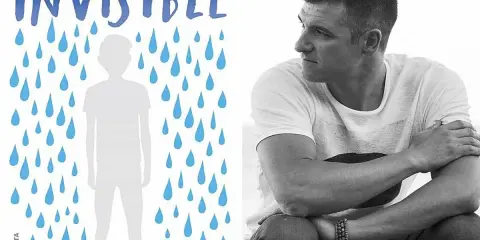 Resumen del libro Invisible de Eloy Moreno: la portada muestra un chico silueta bajo la lluvia y el autor.