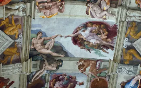 Detalle de las obras de Miguel Ángel en la Capilla Sixtina, destacando la creación de Adán y otras figuras bíblicas.
