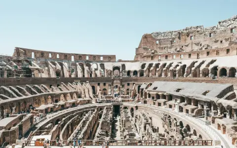 Vista del Coliseo romano, con las ruinas de la arena y las gradas. Imagina donde se sentaba el emperador en el coliseo, observando los juegos.