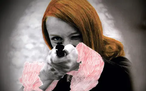 Mujer pelirroja apunta con una pistola, con toques rojos en su ropa, evocando las audaces obras de arte de Niki de Saint Phalle.